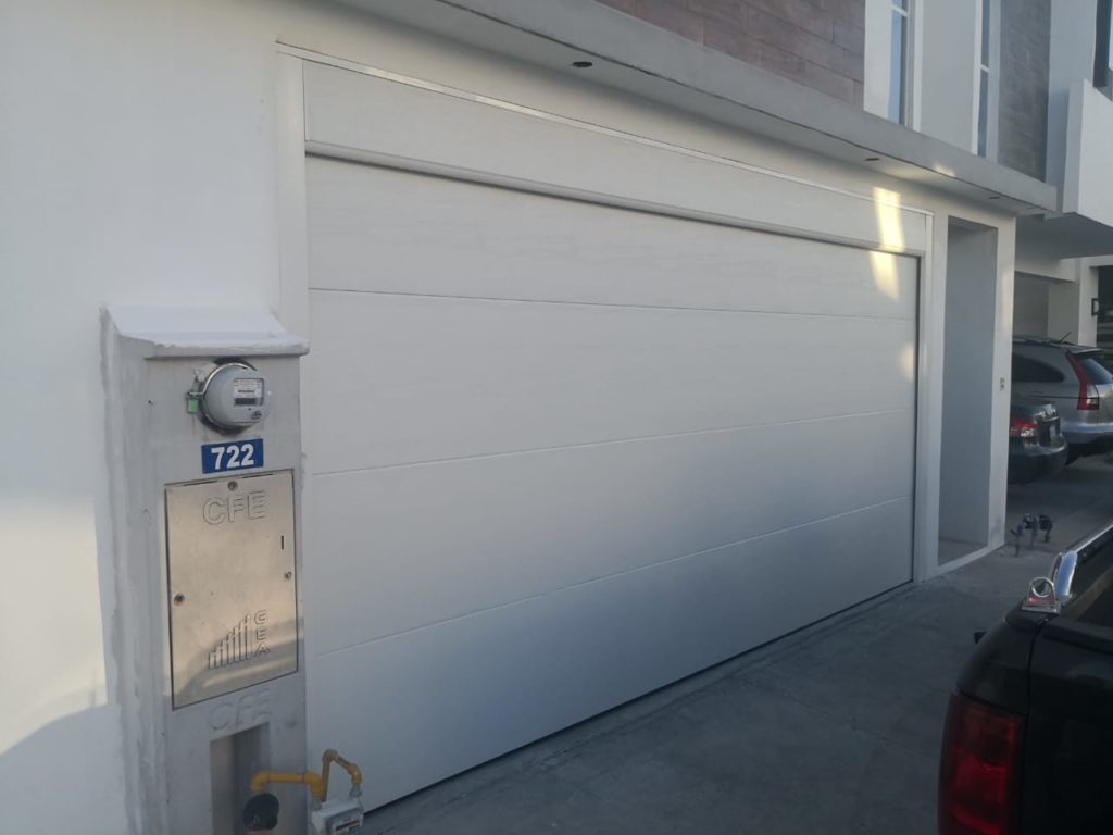 Porton de garaje Americano Insulado 12 X 7 Pies Liso Color Blanco