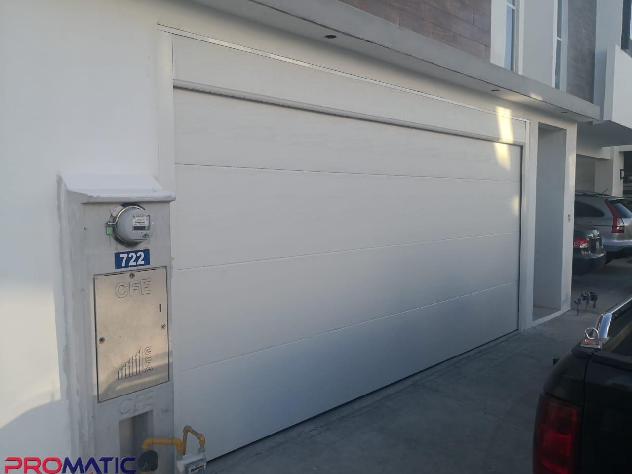 Porton tipo Americano Roper Insulado 18 X 7 Pies Liso Color Blanco